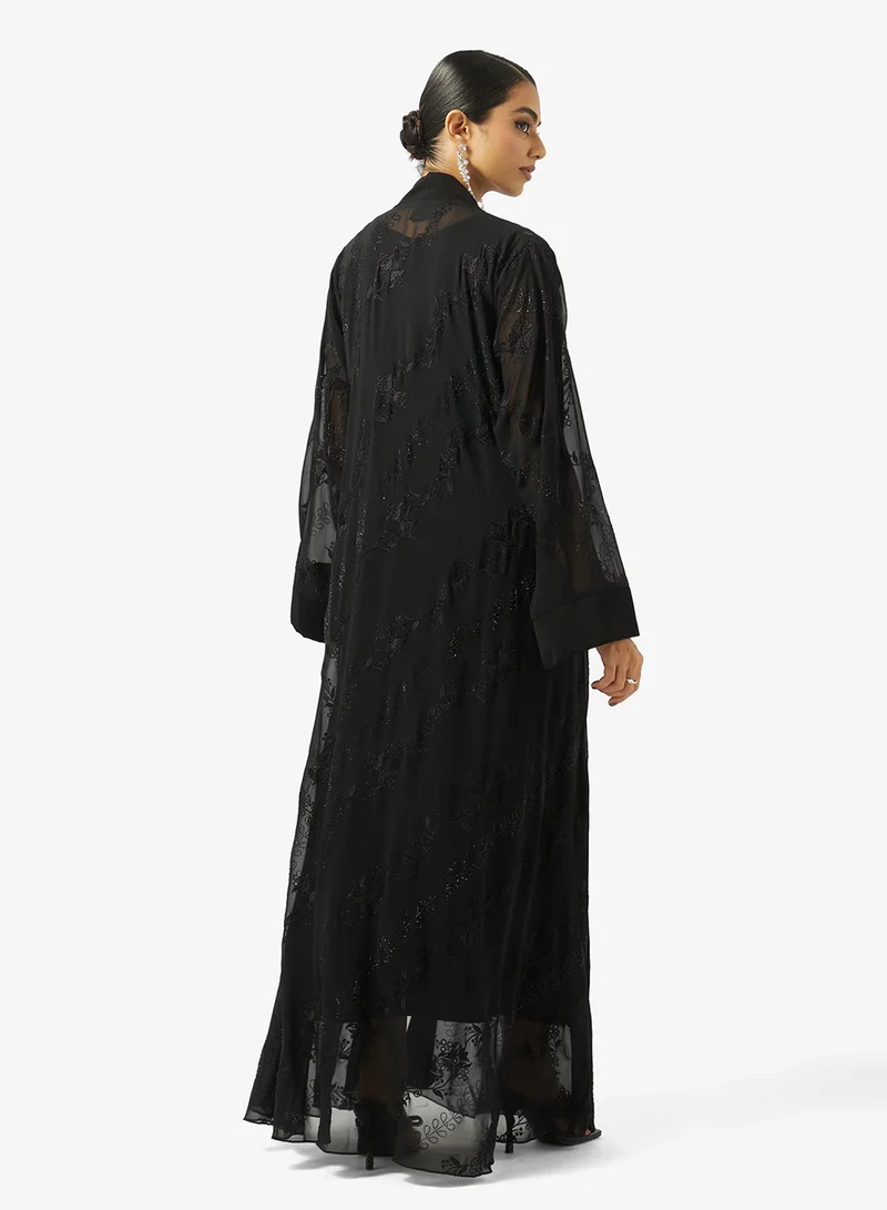 هيا كلوزيت عباية مفتوحة مطرزة ومزينة بياقة عالية